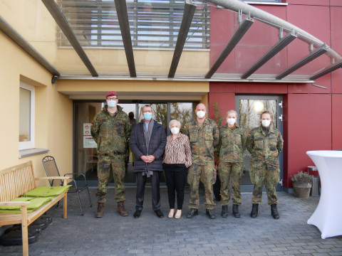 (Bildunterschrift: Von links Oberstleutnant Alexander Faas, cts-Geschäftsführer Rafael Lunkenheimer, Hausleiterin Tina Müller, Hauptfeldwebel Sven Harig, Stabsunteroffizier Samira Zülsdorf und Oberstabsgefreite Belinda Lelle) 